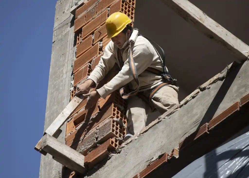 La actividad de la construcción descendió 17,7 por ciento en agosto, según el Indec