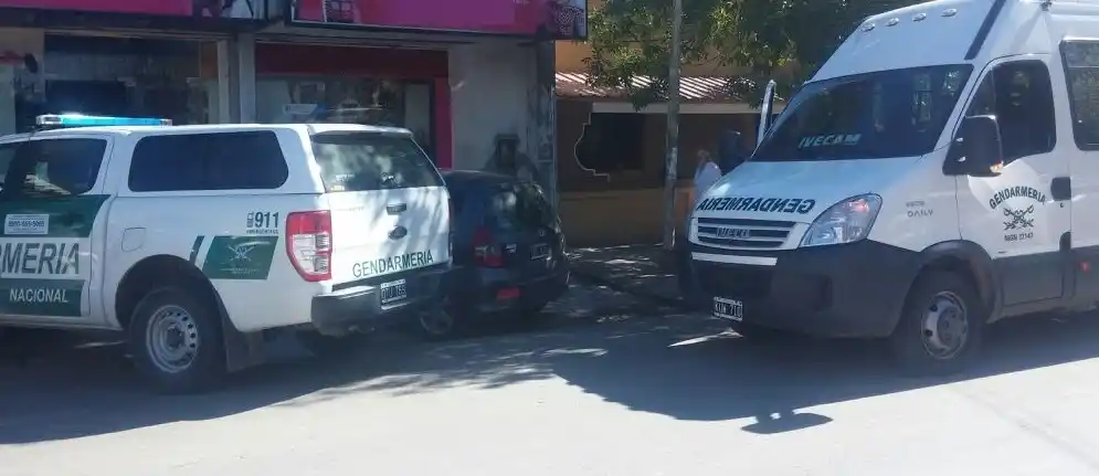 Gendarmería realiza un operativo en un comercio de ropa