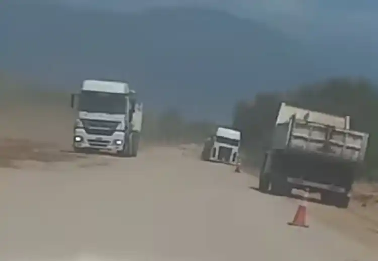 Camiones y maquinaria pavimentadora campo Quintela - 2