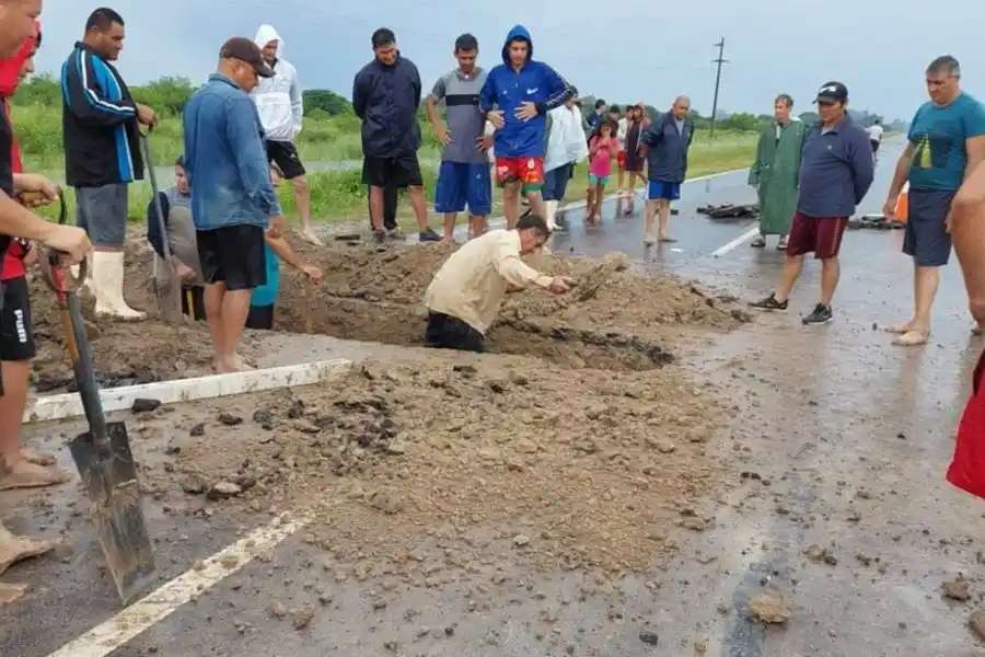 Inundados y desesperados en el Norte provincial: vecinos rompieron una ruta para que escurra el agua