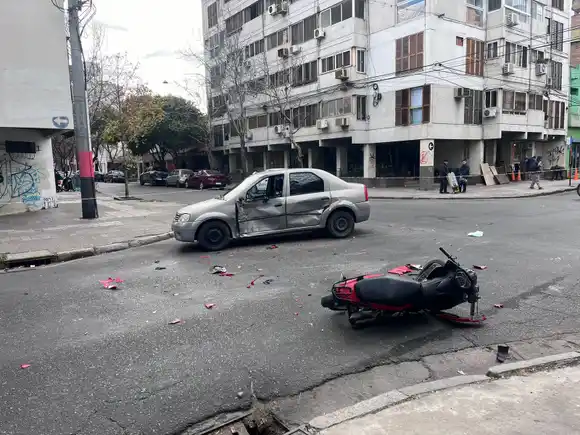 Un fuerte choque en el macrocentro de Rosario dejó un motociclista herido en grave estado