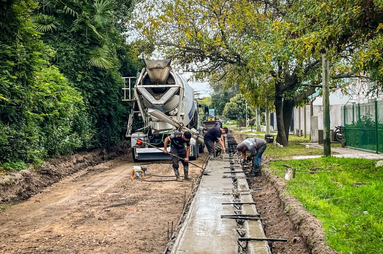 Los trabajos contemplan la ejecución de diez cuadras de cordón cuneta y badenes, de las cuales ya se completaron dos.
