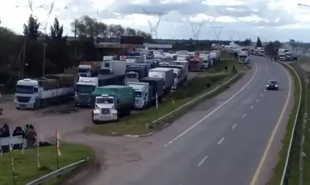 Los camioneros se manifestaron al borde de la ruta en Ceibas