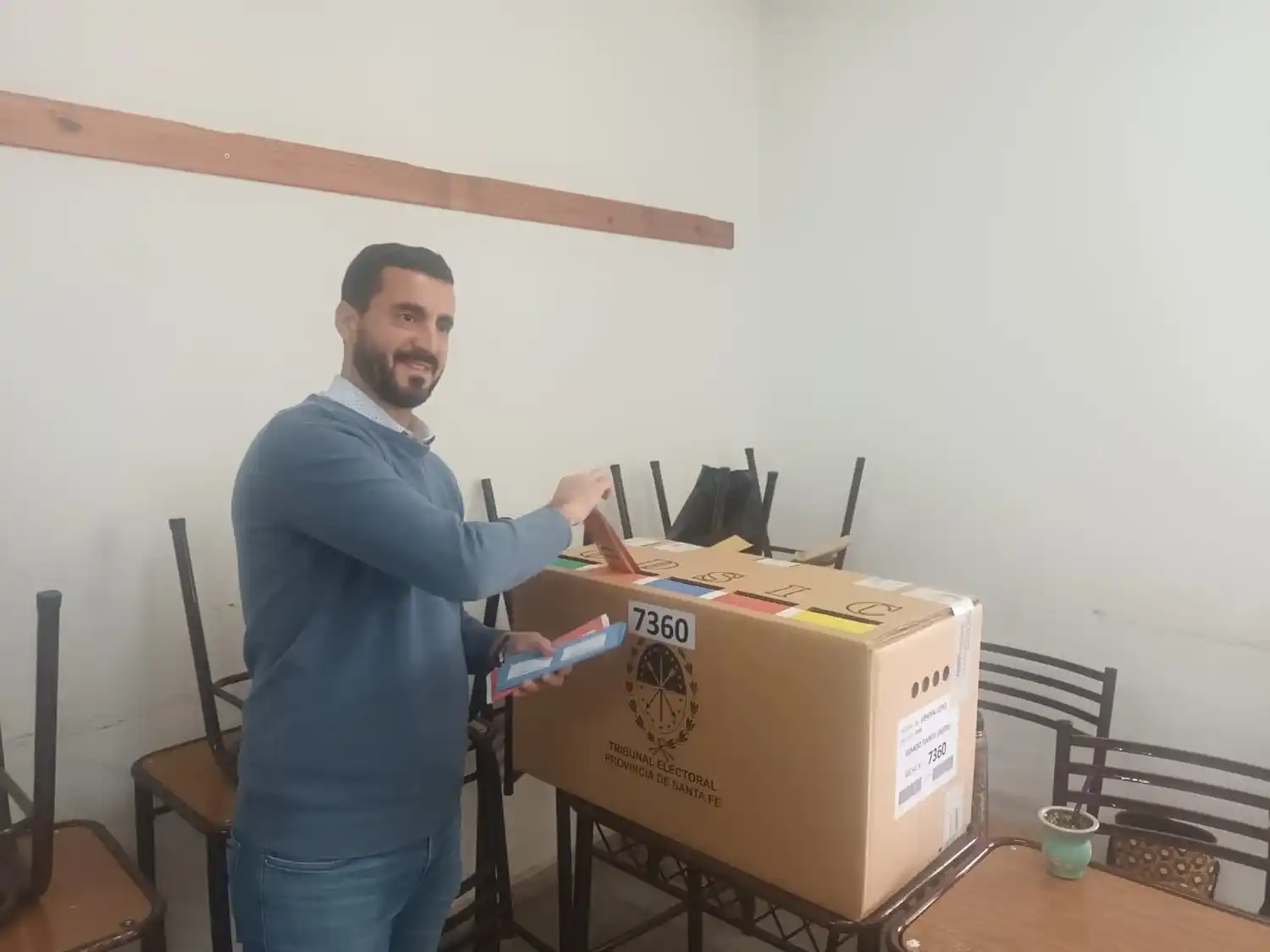 Hernán Porta emitiendo su voto. Foto: Sur24