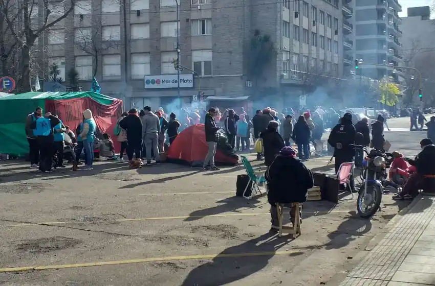 Acampe y corte: "Estamos pasando noches muy crudas"