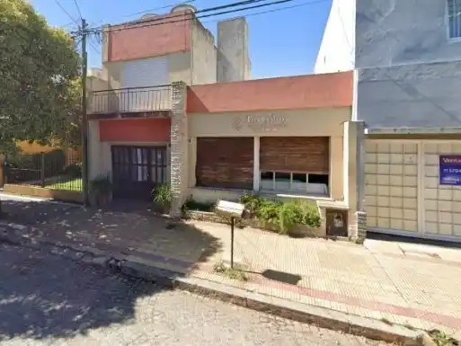 El frente del hogar de ancianos que fue allanado tras una denuncia de abuso sexual contra una interna.