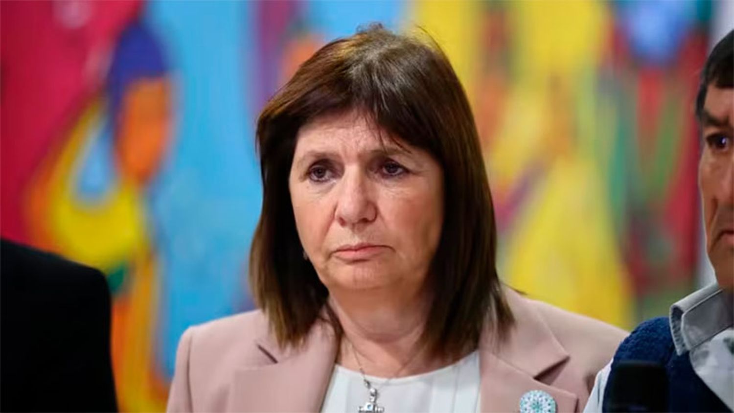 El papelón de Bullrich: festejó un decomiso de cocaína, pero era talco para los pies