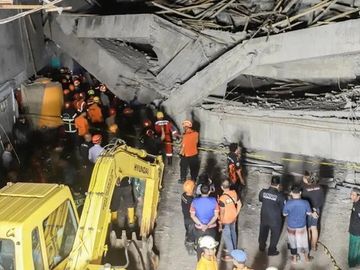Rescatistas encuentran un sobreviviente de la escuela derrumbada por el terremoto en Indonesia