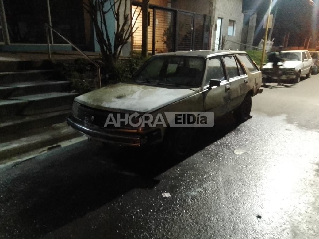 Otra vez un auto incendiado en la ciudad: mirá todas las fotos