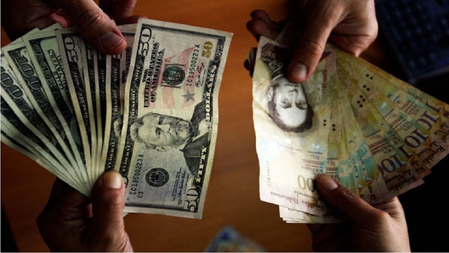 Bajan pagos en dólares y aumentan las remuneraciones en bolívares