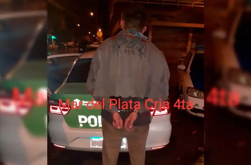Lo detuvieron por un intento de robo y abolló a patadas el patrullero