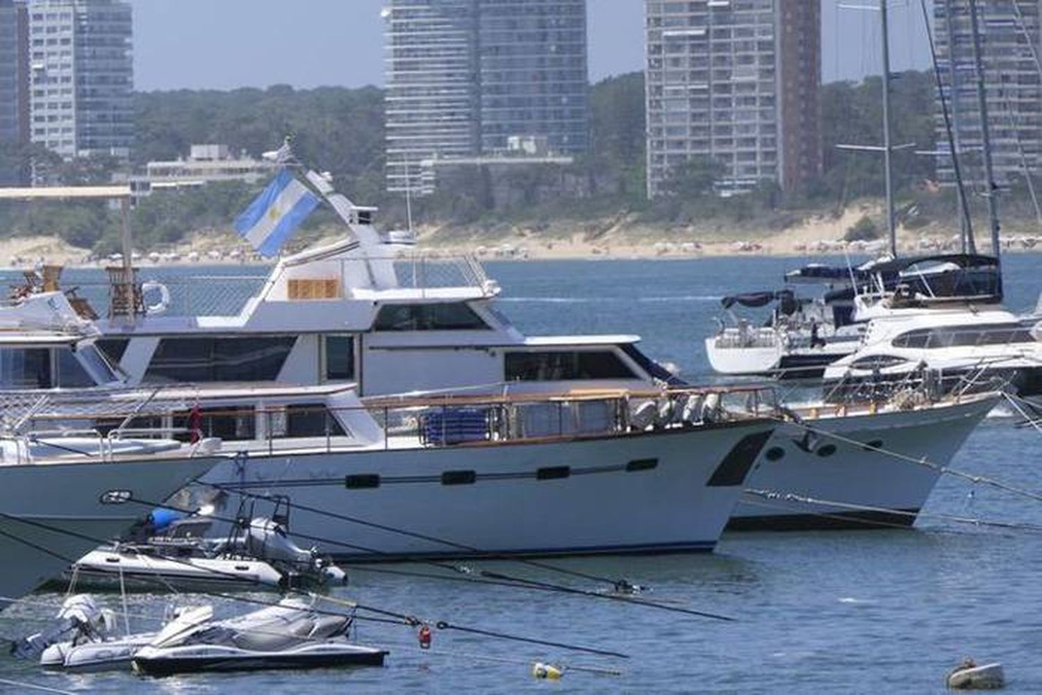 Unos 200 barcos argentinos se  encuentran varados en Punta del  Este