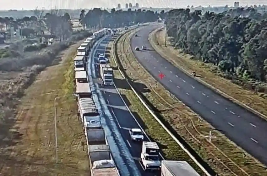 Camioneros denuncian discriminación en las rutas y se manifiestan con una caravana que pasa por Rosario