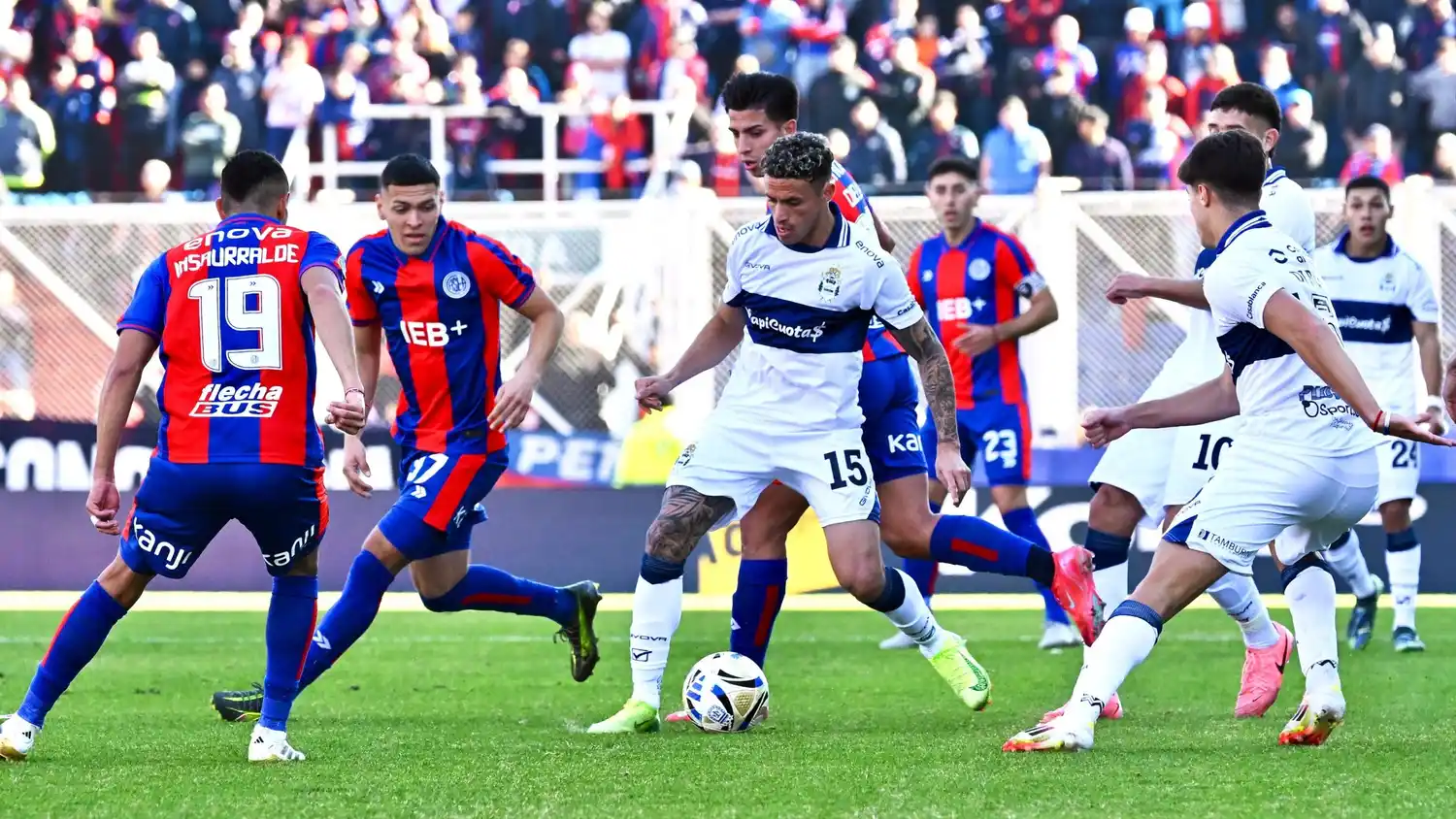 El uruguayo Pintado aparece rodeado de rivales.