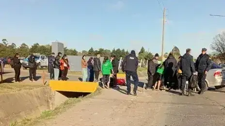 Un joven cayó con su moto a una cuneta de dos metros: fue hospitalizado