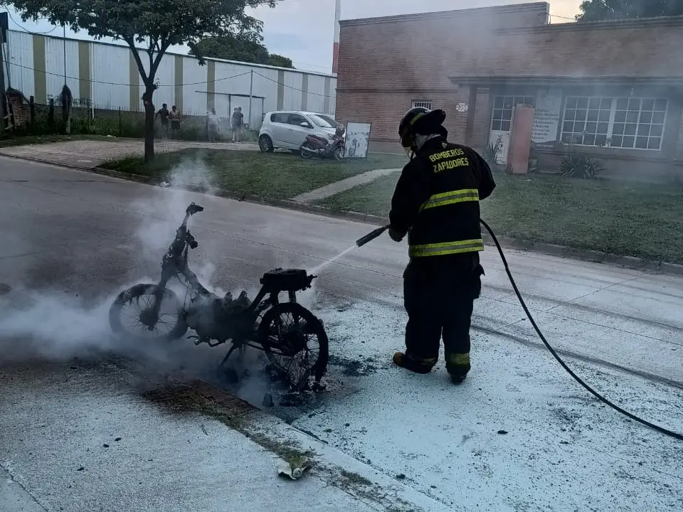 Se incendió una moto en Bv. Lehmann: quedó completamente consumida por las llamas