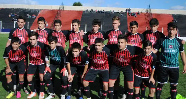 San Pedro goleó a Rojas y quedó cerca del título
