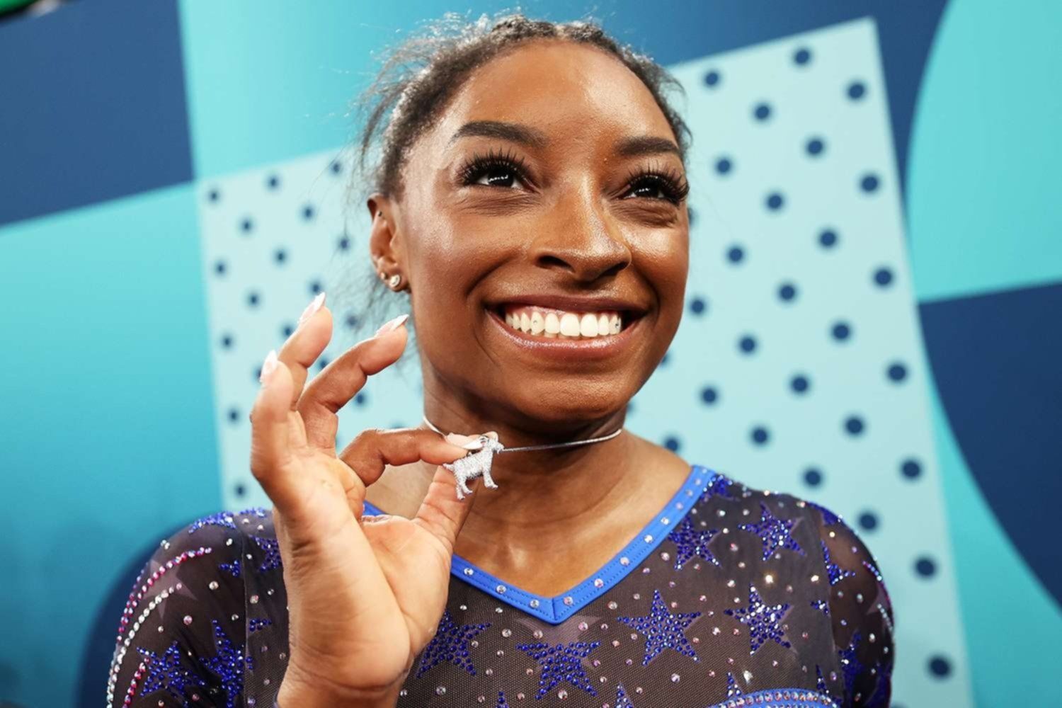 El brillante collar GOAT de Simone Biles está elaborado con 546 diamantes: ¡mira esta impresionante pieza de cerca!