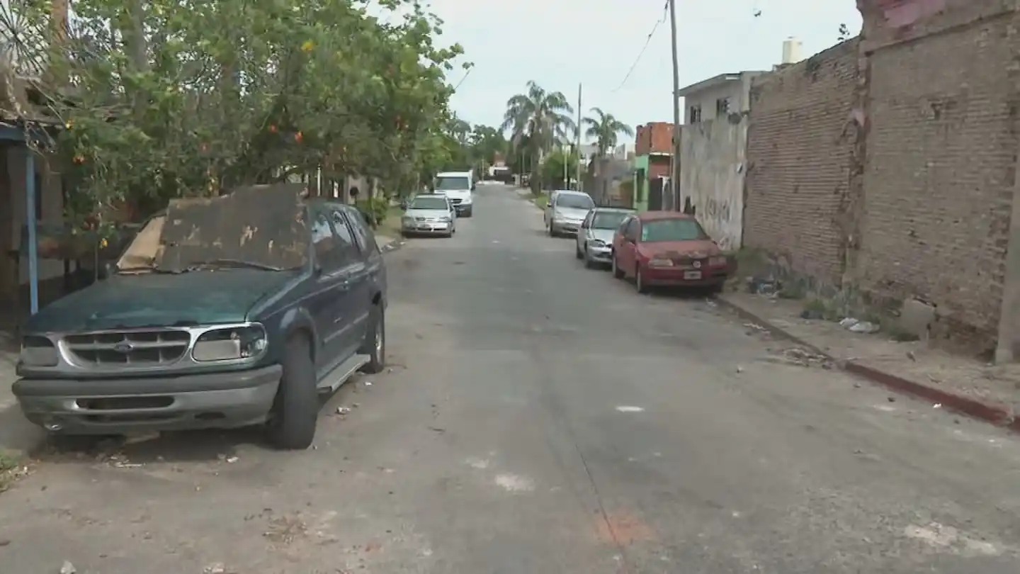 Un agente de la Policía de la Ciudad fue detenido después de atropellar a un motociclista y asesinar a balazos a su primo en una confrontación vecinal.