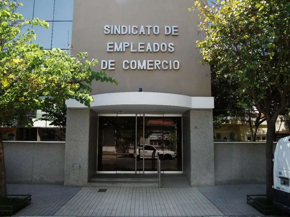 Los empleados de comercio piden un aumento de 22%