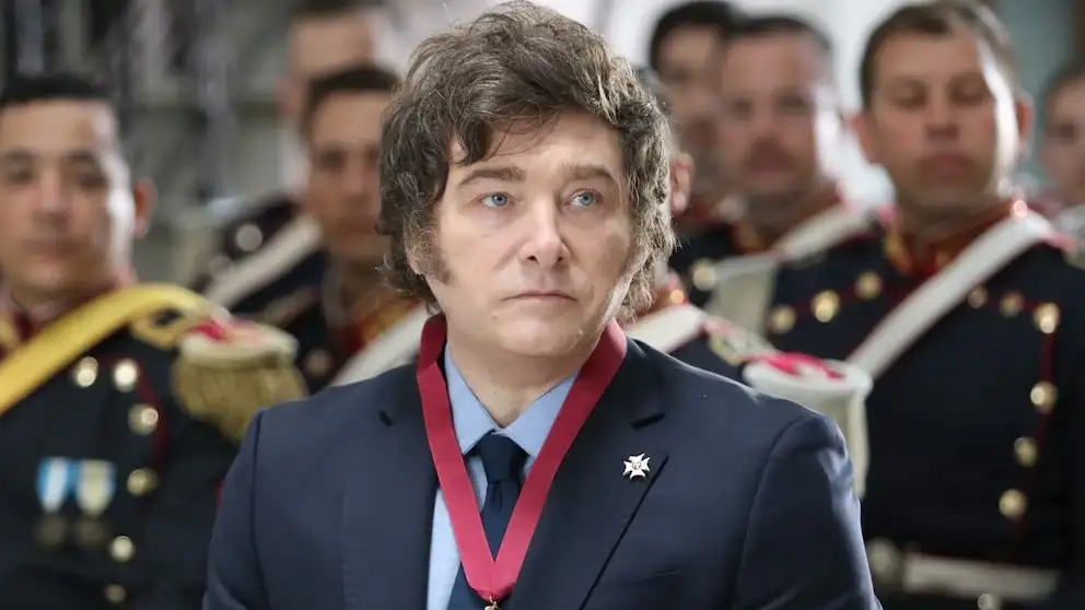 El presidente Javier Milei, con la "Orden Ecuestre Militar de los Caballeros Granaderos de los Andes"