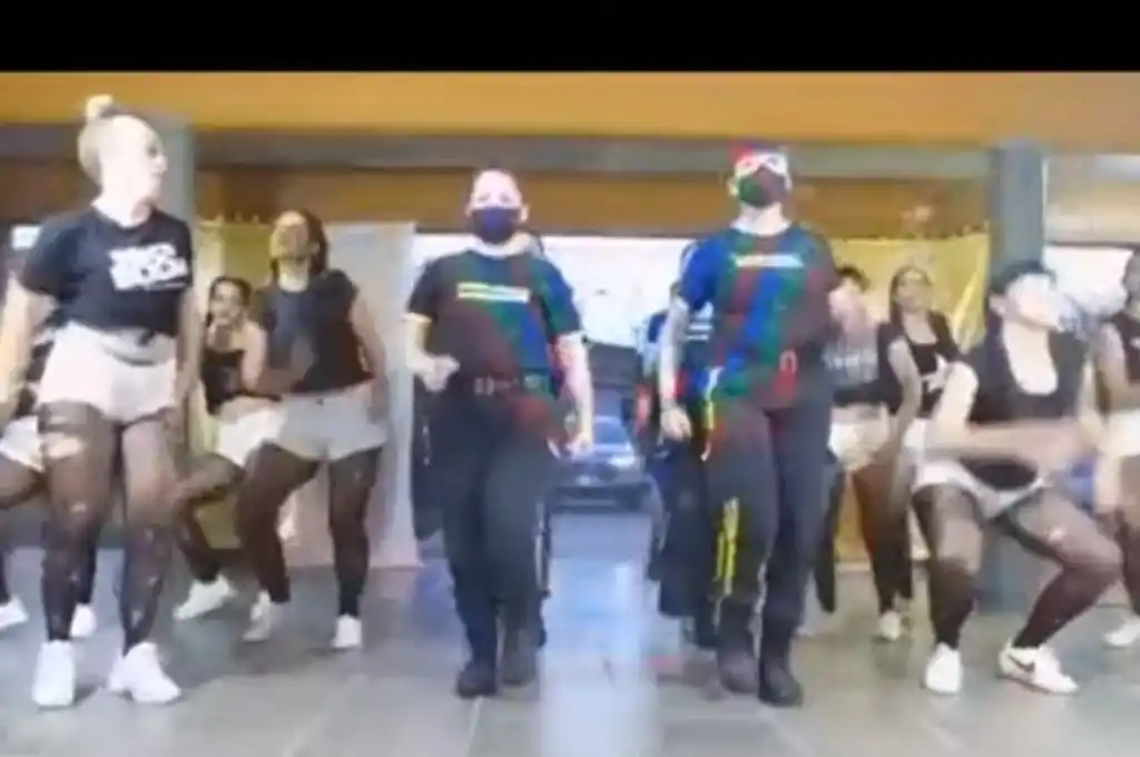 Polémica coreografía de guardias y presas del penal de Los Hornos