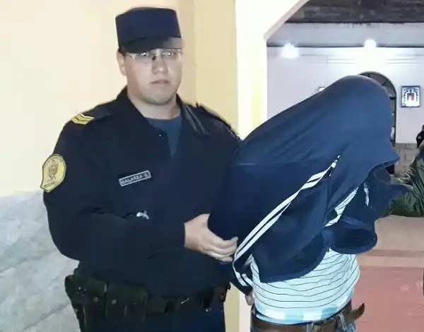 Detuvieron a un joven que robó un celular a mano armada