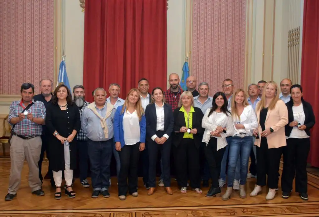 El intendente Miguel Lunghi felicitó y agradeció a todos los trabajadores que cumplieron 25 de años de trabajo en el Municipio.