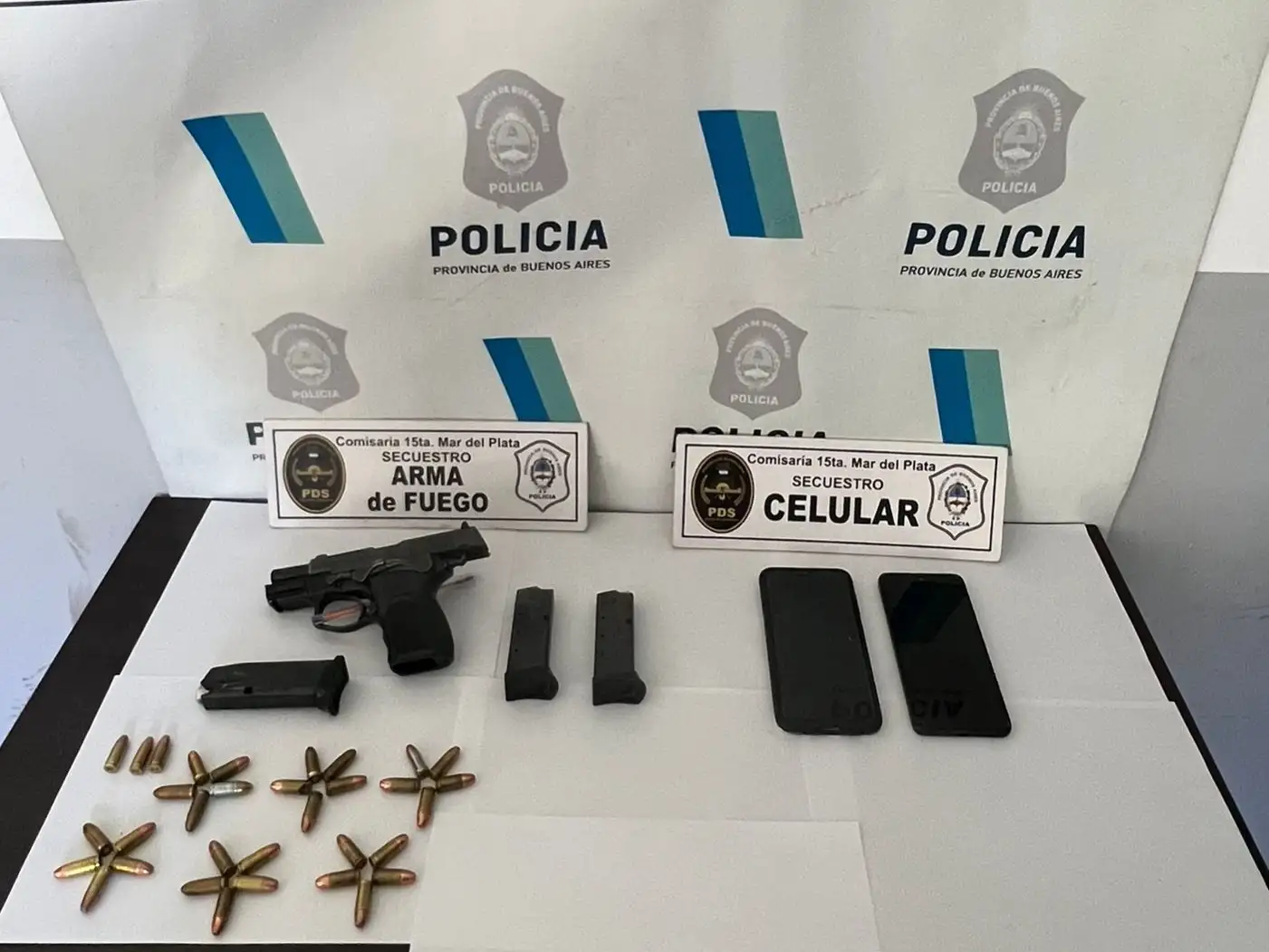 Durante el procedimiento, los efectivos secuestraron una pistola Bersa Thunder Ultra Compact calibre 9 milímetros, tres cargadores, 33 municiones y dos teléfonos celulares. Además, se constató que el arma tenía un pedido de secuestro activo por una causa de robo iniciada en diciembre de 2025.