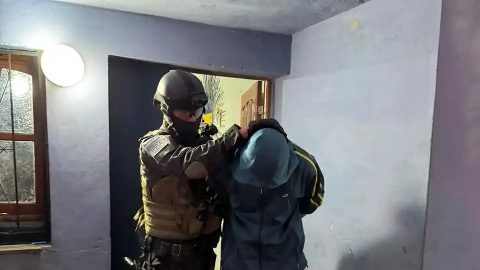 Detuvieron a padre e hijos por venta de drogas