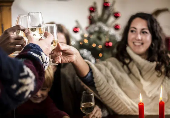 Una Navidad distinta, centrada en el brindis y la cena en familia