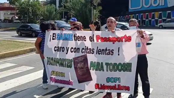 Protestaron a las puertas del Saime: PASAPORTE VENEZOLANO ES EL MÁS CARO DEL MUNDO (+videos)