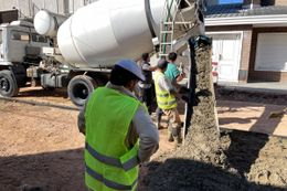 Comenzó el volcado de hormigón en la obra de recambio de adoquines de calle Andrade