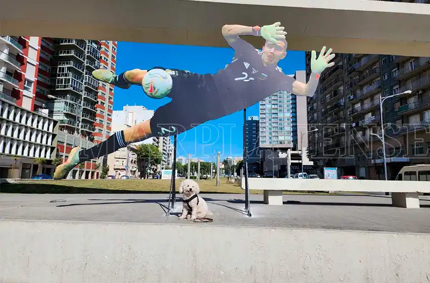 El "Dibu" descansa y "ataja" en Mar del Plata