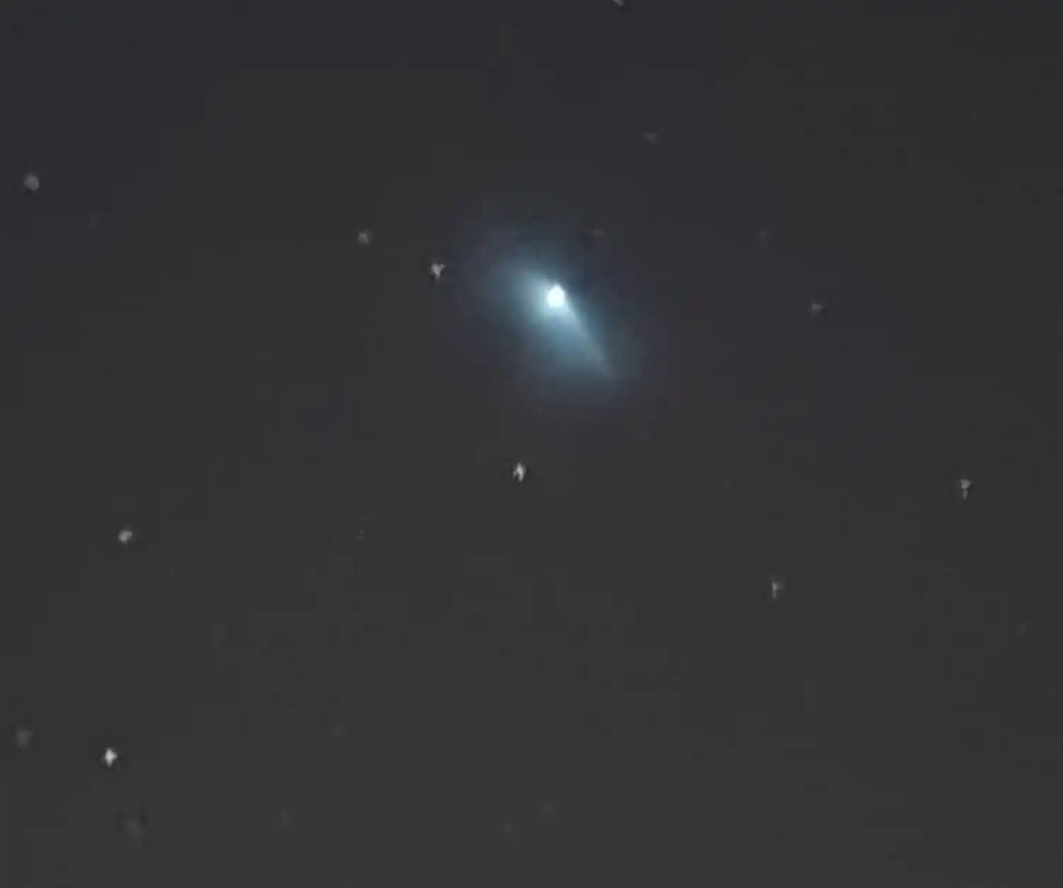 Un enorme objeto brillante cruzó los cielos argentinos al filo de la medianoche: de qué se trataba