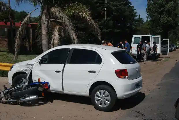 Un joven protagonizó un fuerte accidente en moto y su estado es reservado