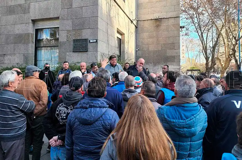 Taxis, ya con tarifa actualizada y una interna que gana en intensidad