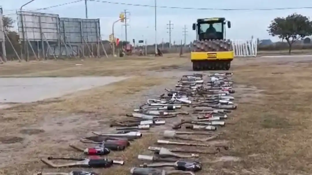 El municipio destruyó 130 escapes antirreglamentarios secuestrados en operativos de tránsito