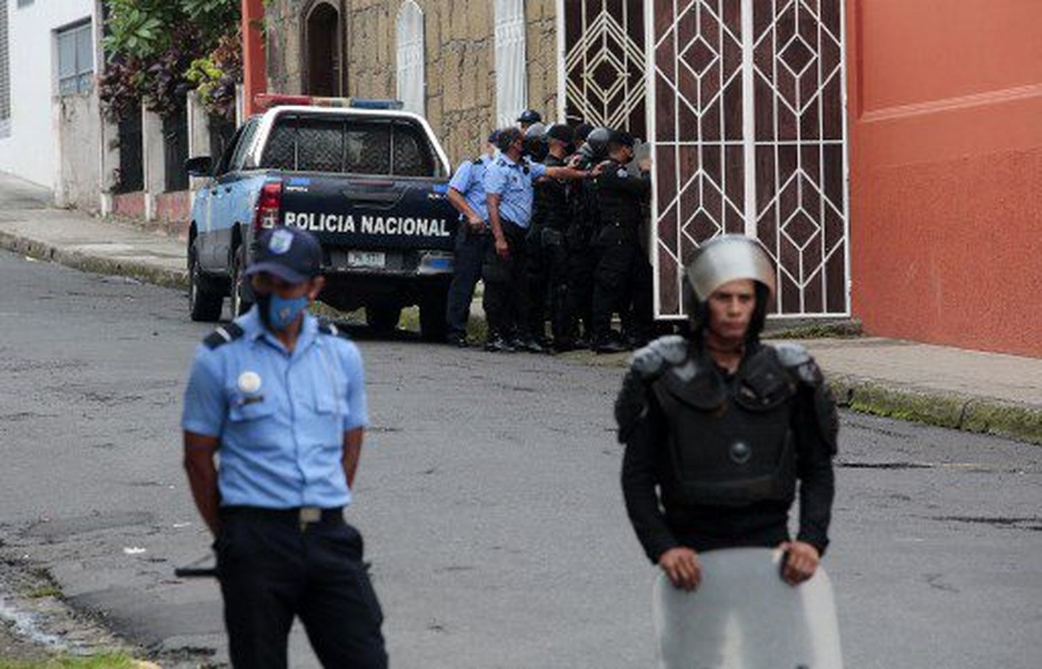 ¡INDIGNANTE! La policía de Nicaragua detiene a obispo crítico de Ortega