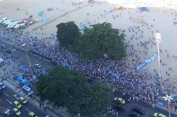 Tensión en el banderazo argentino en Río de Janeiro