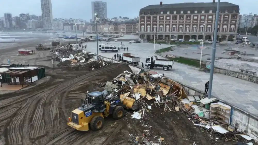 Mar del Plata: la Municipalidad tiró abajo con topadoras la "Saladita" de la Bristol