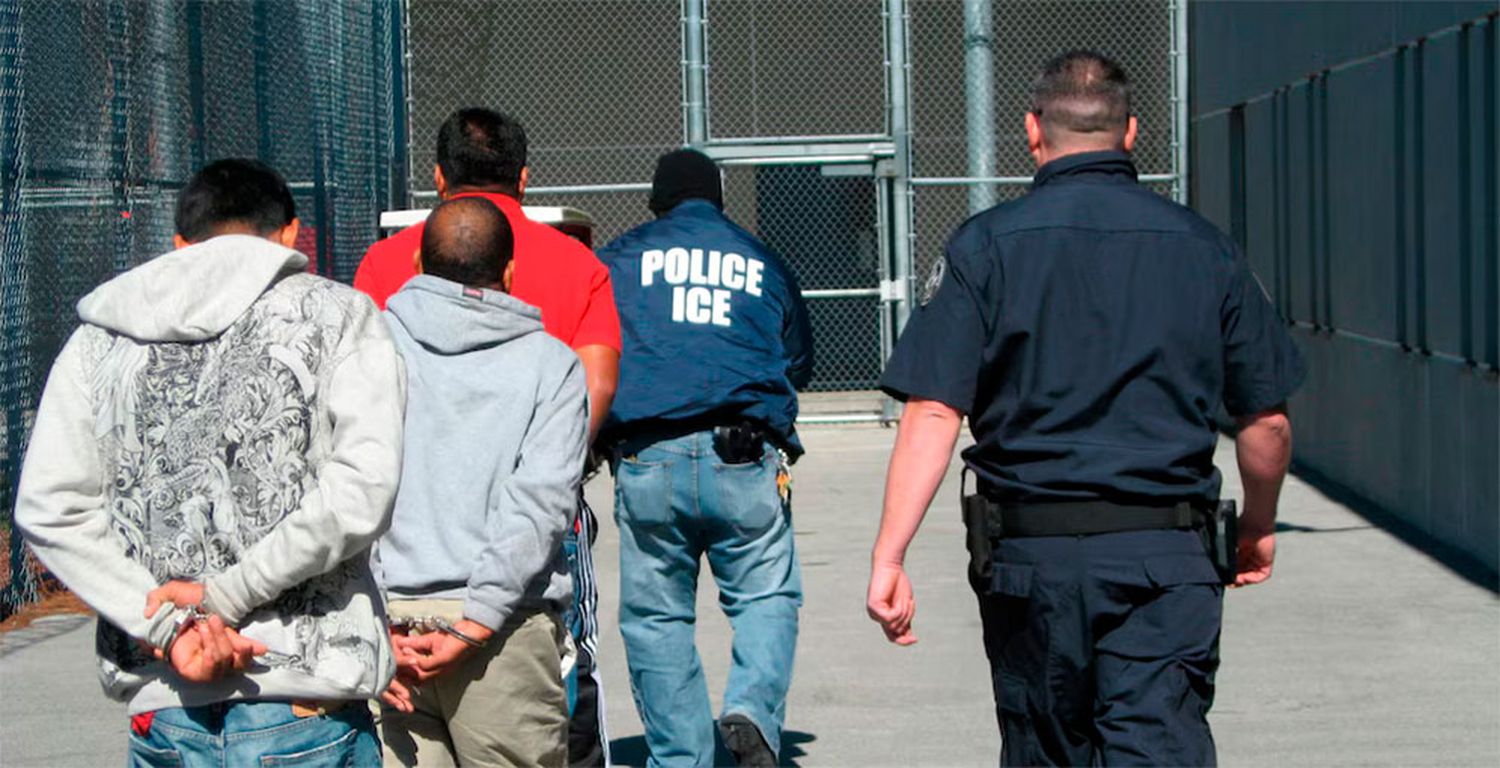 «No se resista»: agentes del ICE detienen a dos migrantes dentro de un tribunal en Nueva York