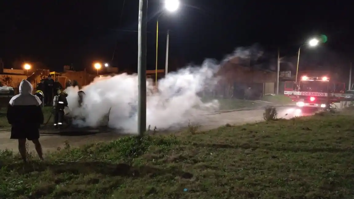 Sintió una explosión y el auto empezó a prenderse fuego: las llamas consumieron el remís 