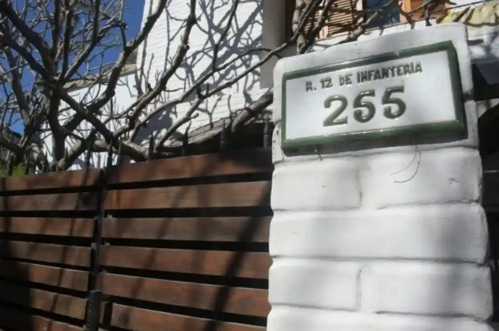 La alarma de la casa no estaba conectada en ese momento, lo que facilitó el acceso de los delincuentes.