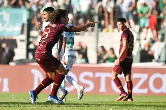Lanús sumó de a tres y hundió más a Sarmiento