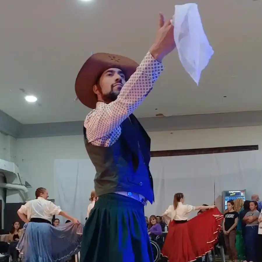 Lucas Goyeneche representa al folklore argentino en Chile