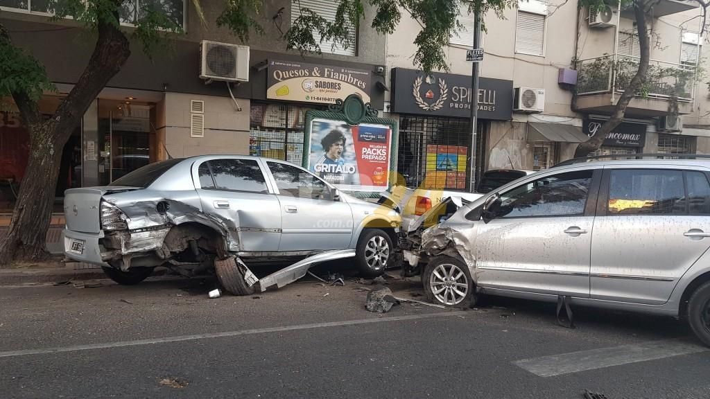 Se quedó dormido al volante y chocó contra dos autos