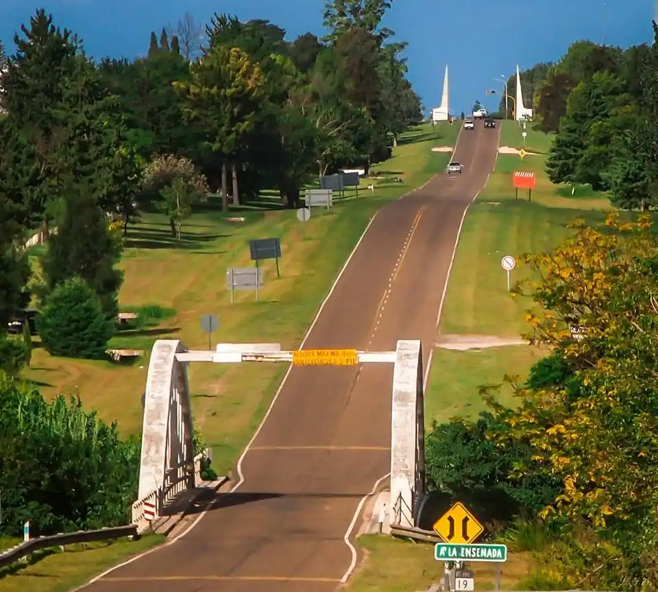 Un camión de Vialidad Provincial dañó la estructura del puente de Barranca Blanca