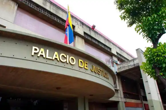 ¿CRISIS EN LAS INSTITUCIONES? Como baños de carretera están sanitarios en tribunales penales (+ fotos)