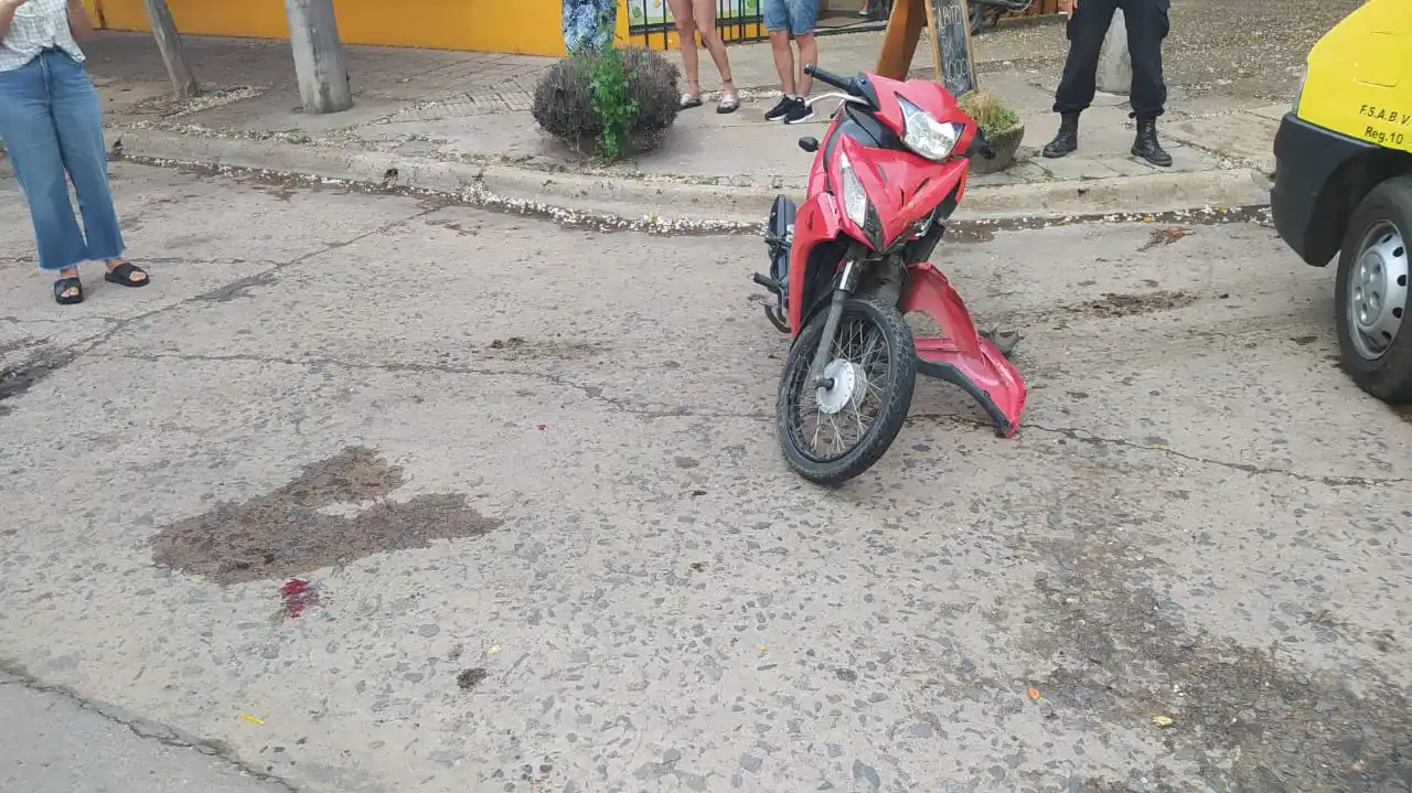 Los tripulantes de la moto presentaba politraumatismos y el conductor se encontraba en shock. Crédito: Bomberos de Venado Tuerto.